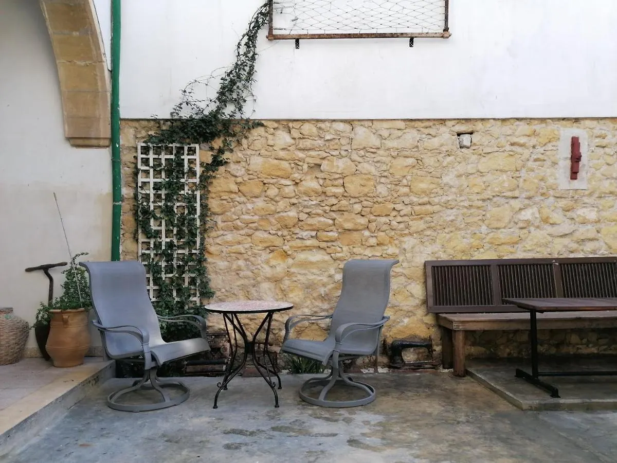 Le Mat Hostel 라르나카